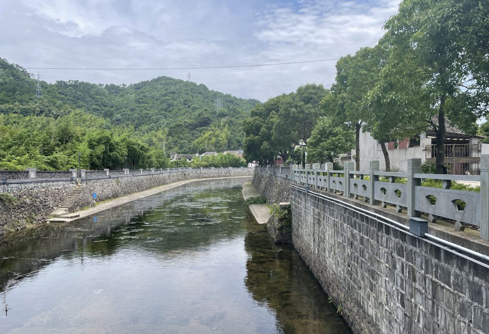 May katamtaman hanggang malakas na ulan sa katimugang bahagi ng Ningbo ngayon