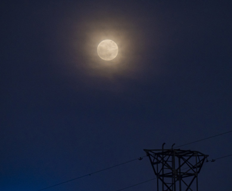 Isang napakagandang supermoon ang lumitaw sa ibabaw ni yongcheng