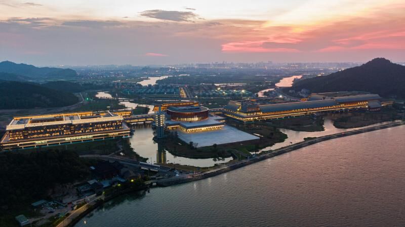 Lumiwanag ang Ningbo International Convention Center