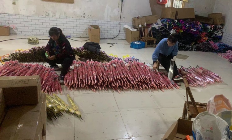 Gamit ang logistik para sa pagpapadala ng mga order ng payong sa mga customer ng Hong Kong